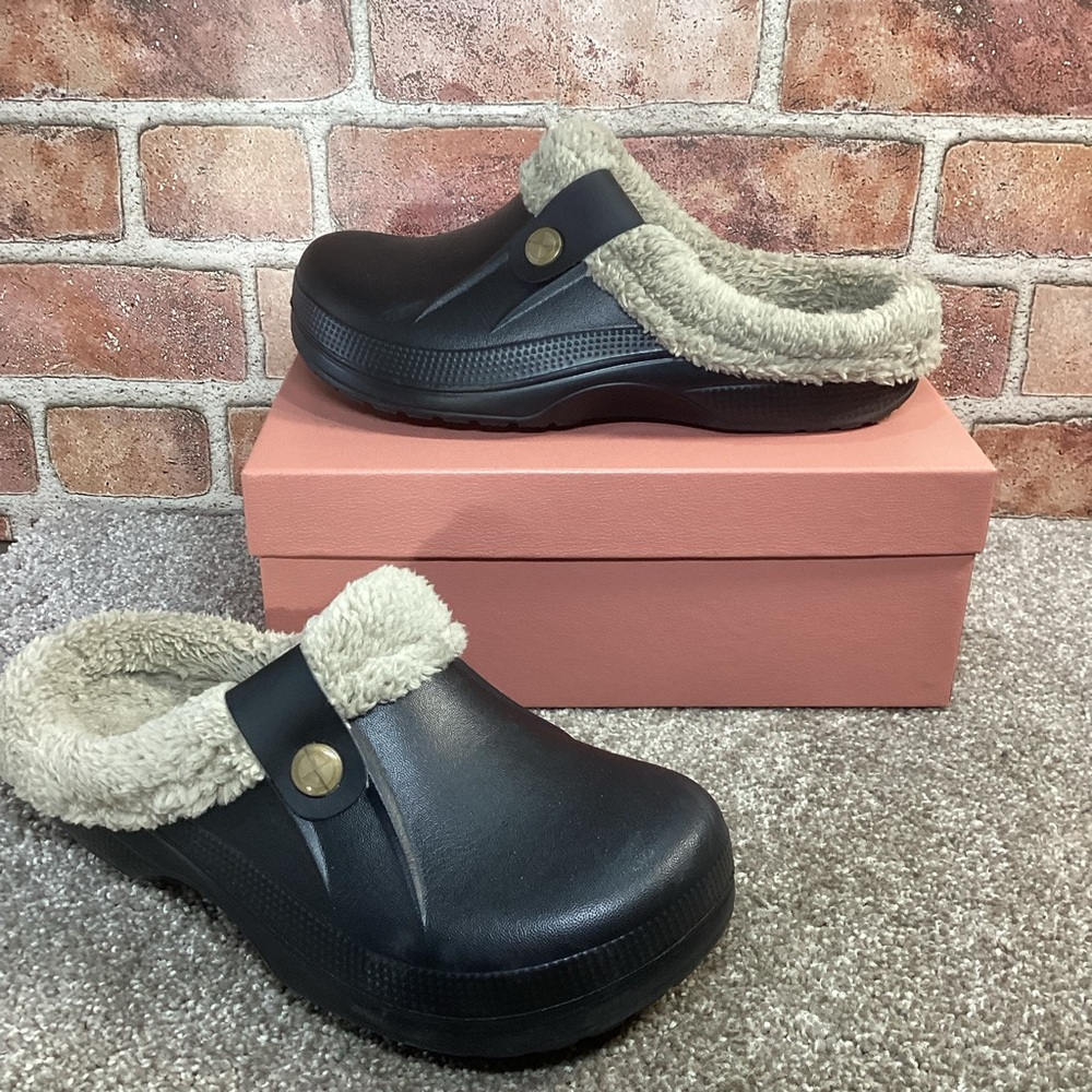 BeSlip woman’s fur lined slippers Good on mules slippers size 7.5 -8